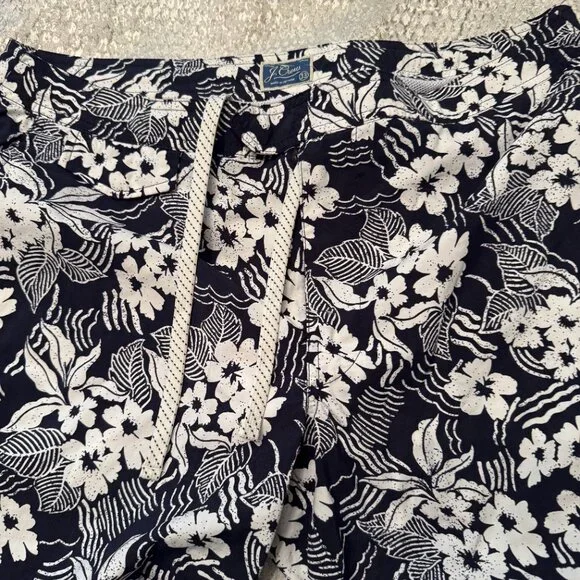 J.Crew 6.5" Tab Swim Short. Never Been Worn Size 33" Black/ White Floral Pattern - Picture 3 of 7